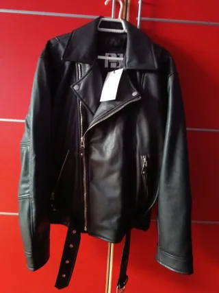 Cazadora efecto piel negra Talla S