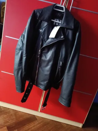 Cazadora efecto piel negra Talla S