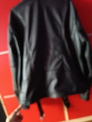 Cazadora efecto piel negra Talla S