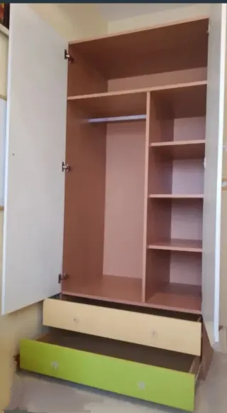 Armario Ros 98x59x204 cm.  Se entrega desmontado