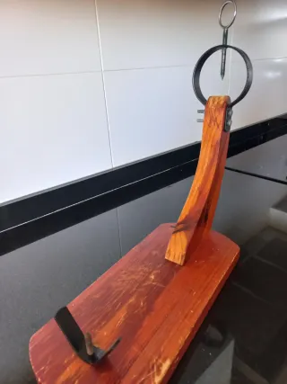 Jamonera de madera y metal