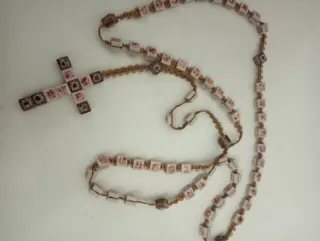 Rosario antiguo de cerámica