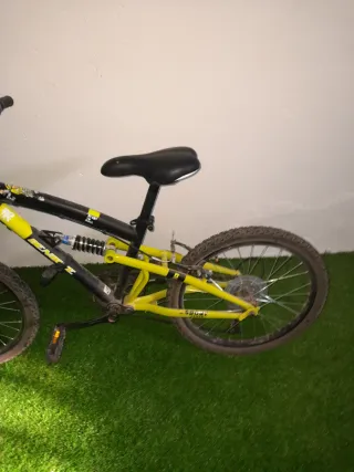 Bicicleta Montaña Negra y Amarilla