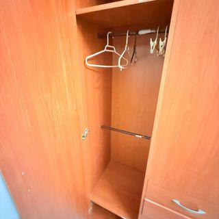 Armario de madera con cajones