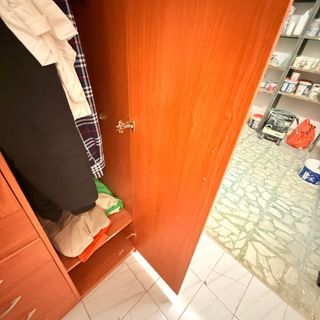 Armario de madera con cajones