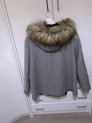 Abrigo Zara gris con capucha y pelo