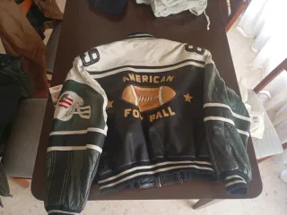 Chaqueta de Piel Negra, clásica, impermeable.