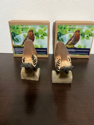 Petirrojo europeo tallado a mano