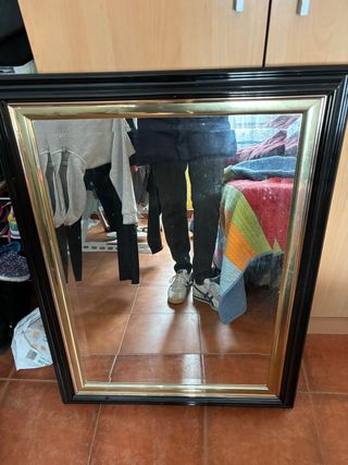 Espejo con marco negro y dorado