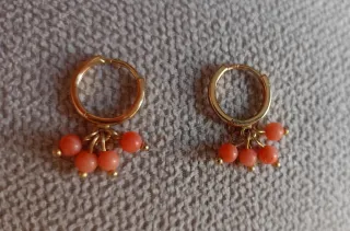 Pendientes dorados con piedras coral