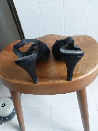 Sandalias de tacón negras con lazo