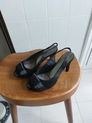 Sandalias de tacón negras con lazo