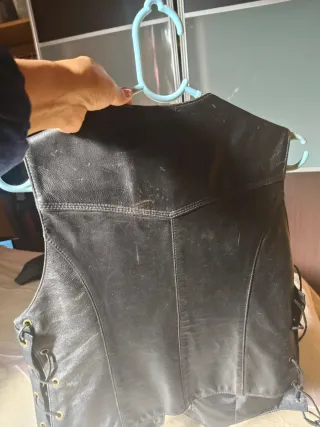 Chaleco de piel negro