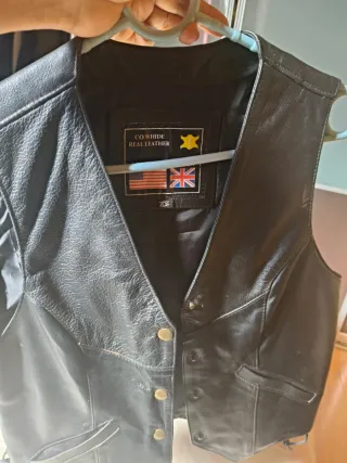 Chaleco de piel negro