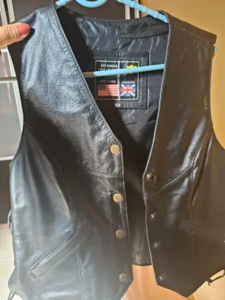 Chaleco de piel negro