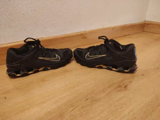 Zapatillas Nike Air Negras y Doradas