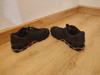 Zapatillas Nike Air Negras y Doradas