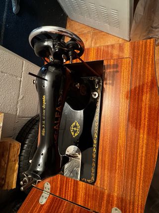 Máquina de coser ALFA antigua con mueble original