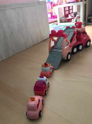 Camión de juguete rosa con música