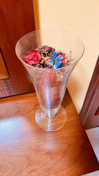 Jarrón de cristal transparente.