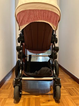 Cochecito de bebé rosa con capota