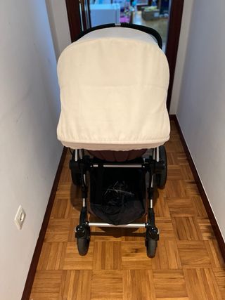 Cochecito de bebé rosa con capota