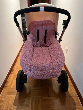 Cochecito de bebé rosa con capota
