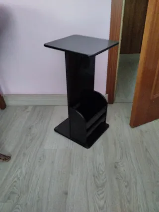 Mesita auxiliar y revistero negro