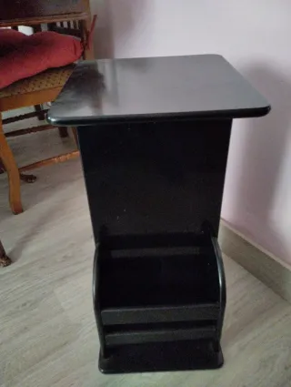 Mesita auxiliar y revistero negro