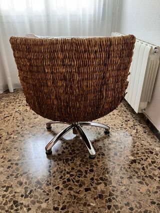 Sillón giratorio de mimbre