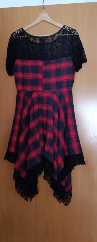 Vestido de cuadros con puntilla