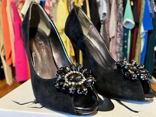 Zapatos de tacón negros con pedrería