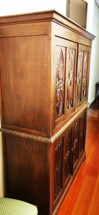 Aparador de madera maciza tallada