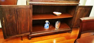 Aparador de madera maciza tallada