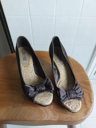 Sandalias tacón cuña marrón lazo