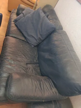 Sofá, sillón y puff de piel negro azul marino