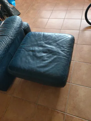 Sofá, sillón y puff de piel negro azul marino
