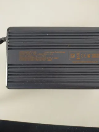 Convertidor Tensión 24V a 230V USB 300W