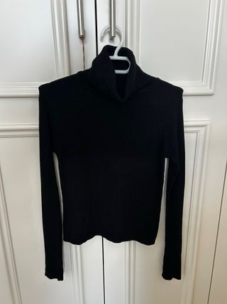 Jersey negro de punto cuello alto