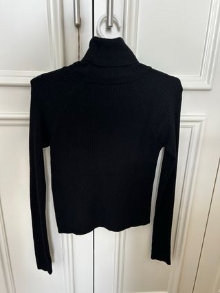 Jersey negro de punto cuello alto