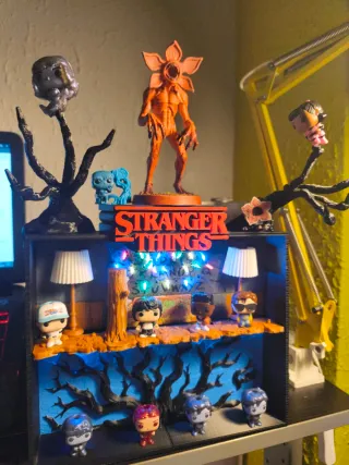 Expositor Stranger Things Funko Kinder Joy