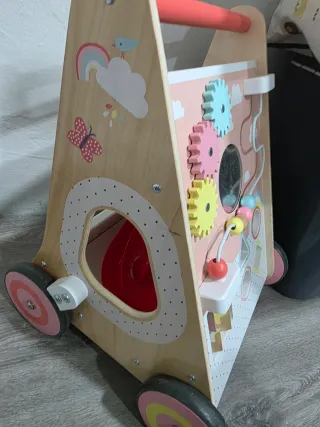 Andador y centro de actividades para bebé.