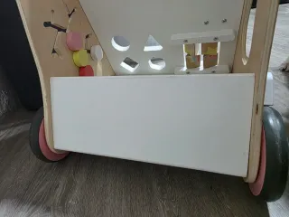 Andador y centro de actividades para bebé.