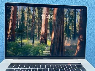 MacBook Pro A1990 I7 16GB 512GB AMD560X