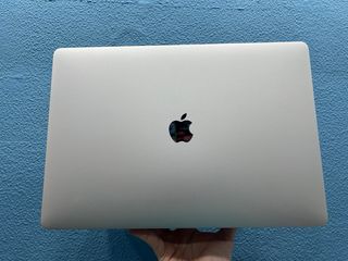 MacBook Pro A1990 I7 16GB 512GB AMD560X