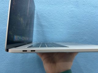 MacBook Pro A1990 I7 16GB 512GB AMD560X