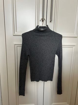 Jersey de punto gris cuello alto
