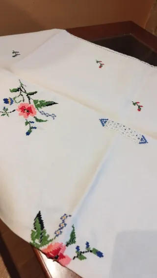 Mantelería de hilo bordada a mano