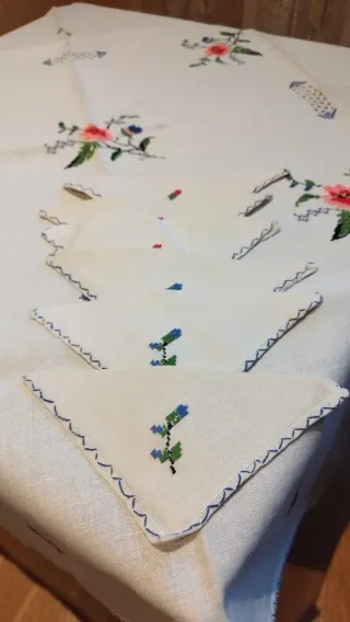 Mantelería de hilo bordada a mano