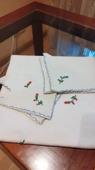 Mantelería de hilo bordada a mano